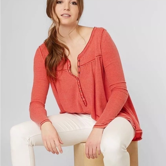 Free People We the Free Kai Burnout Thermal Henley High Low Top Red Size XS - Picture 11 of 12